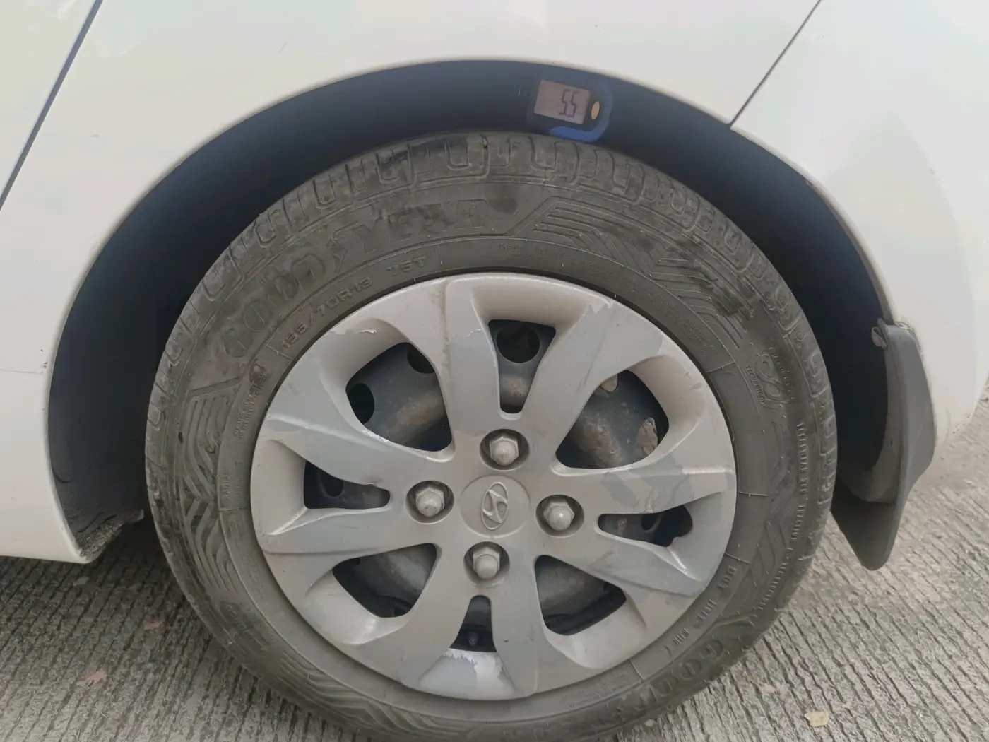 2017 Hyundai Eon MAGNA +, CNG, Manual, 82,220 km, tyre