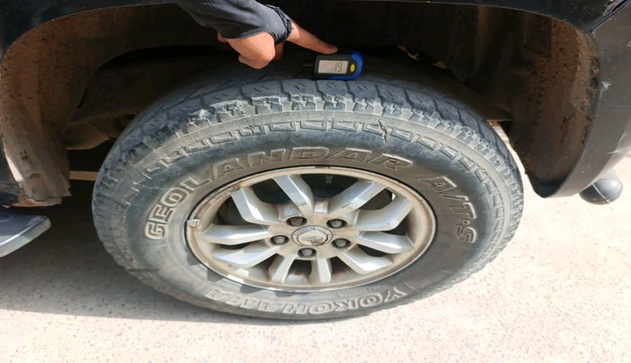 2016 Mahindra TUV300 T8 AMT, Diesel, Automatic, 1,07,122 km, tyre