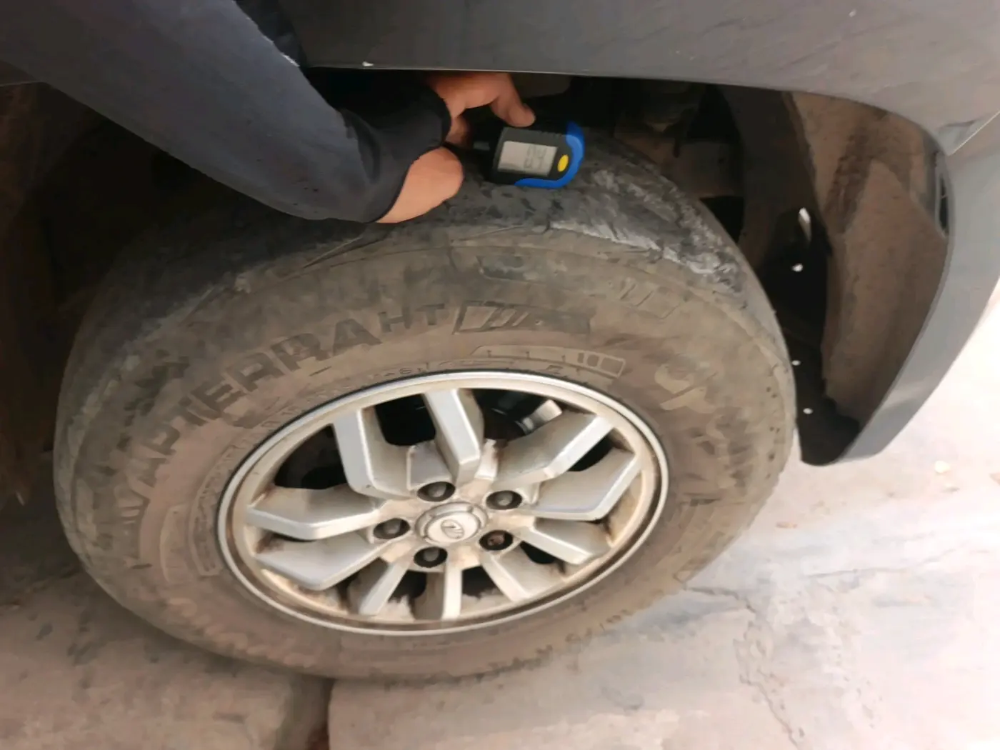 2016 Mahindra TUV300 T8 AMT, Diesel, Automatic, 1,07,269 km, tyre