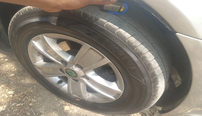 2013 Skoda Laura AMBIENTE 2.0 TDI CR MT, Diesel, Manual, 1,41,871 km, tyre