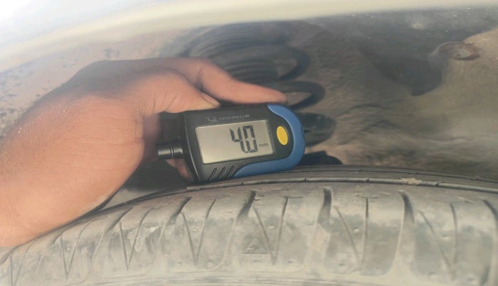 2013 Volkswagen Vento HIGHLINE 1.6 MPI, Petrol, Manual, 70,602 km, tyre