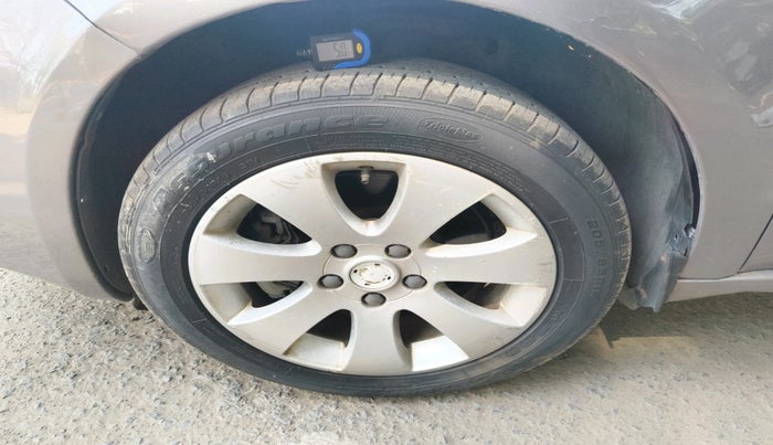 2012 Skoda Superb ELEGANCE 1.8 TSI MT, Petrol, Manual, 66,506 km, tyre