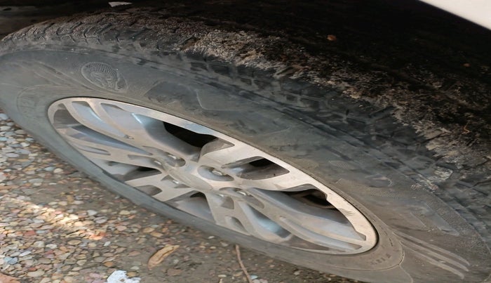 2016 Ford Endeavour TITANIUM 3.2 4X4 AT, Diesel, Automatic, 2,16,338 km, tyre