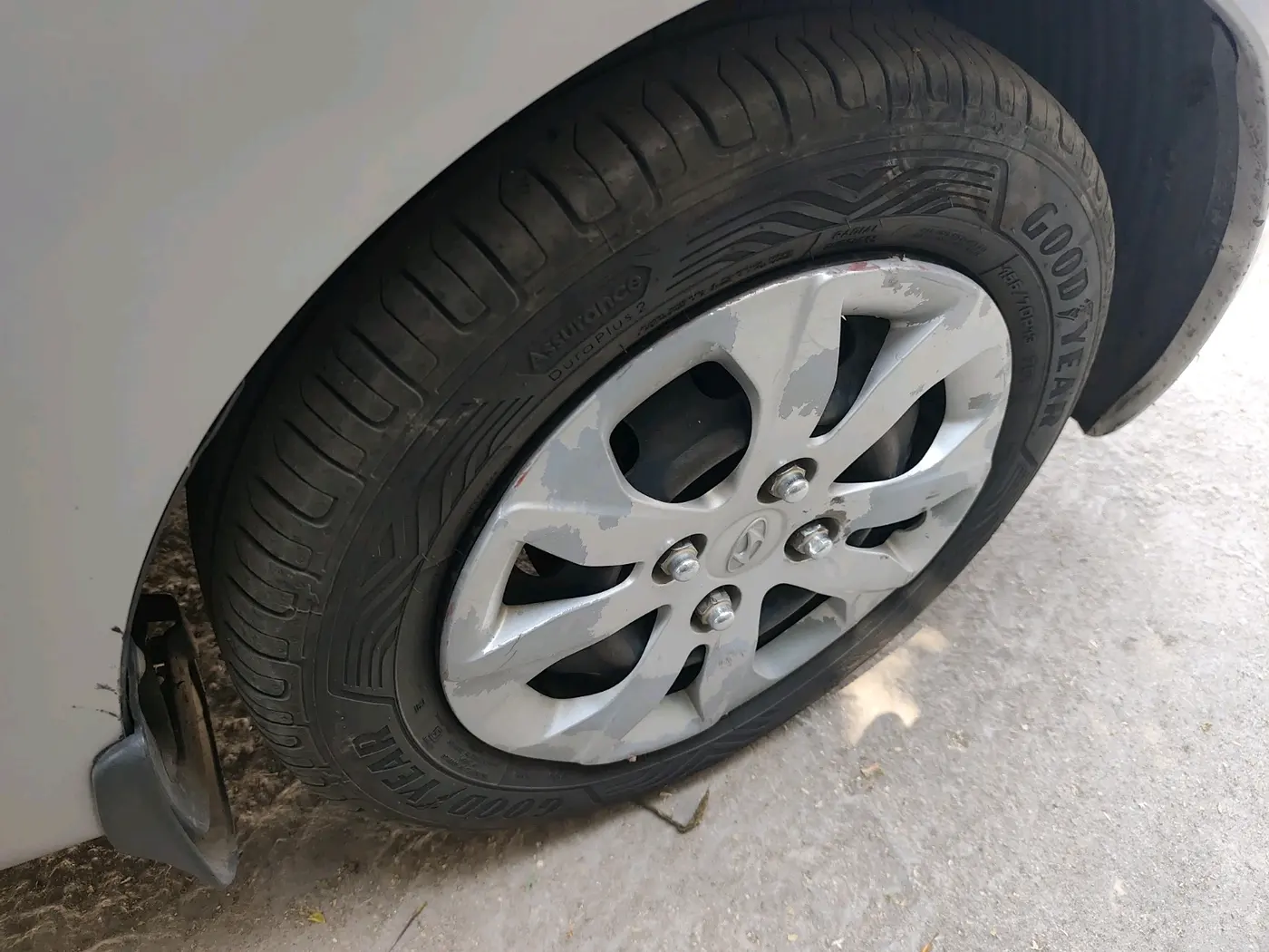 2017 Hyundai Eon MAGNA +, Petrol, Manual, 1,31,827 km, tyre