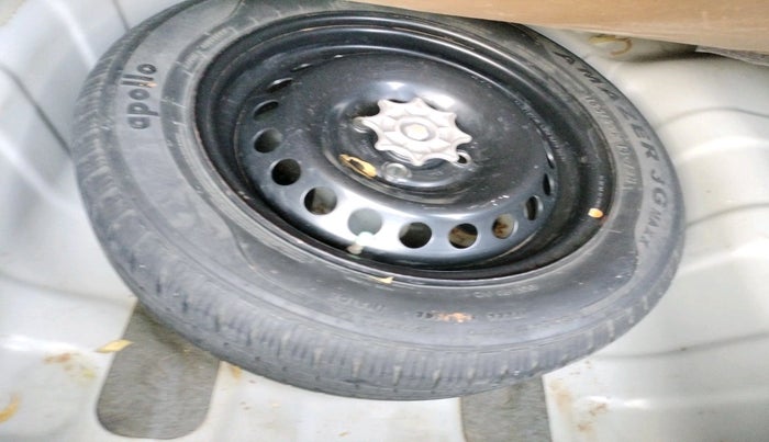 2014 Hyundai Xcent SX 1.2, Petrol, Manual, 1,05,516 km, tyre