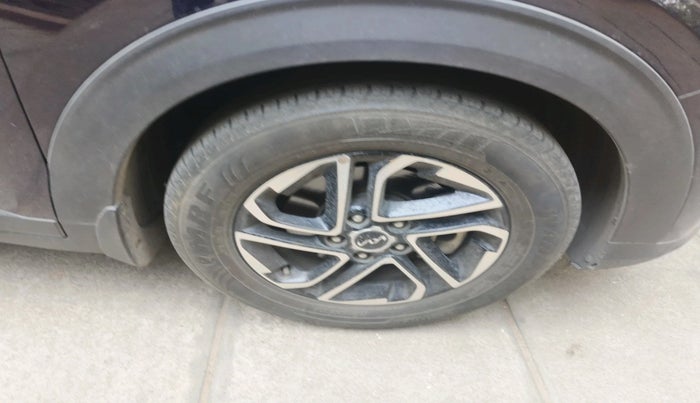 2022 KIA CARENS LUXURY PLUS 1.4 PETROL DCT 7 STR, Petrol, Automatic, 37,964 km, tyre