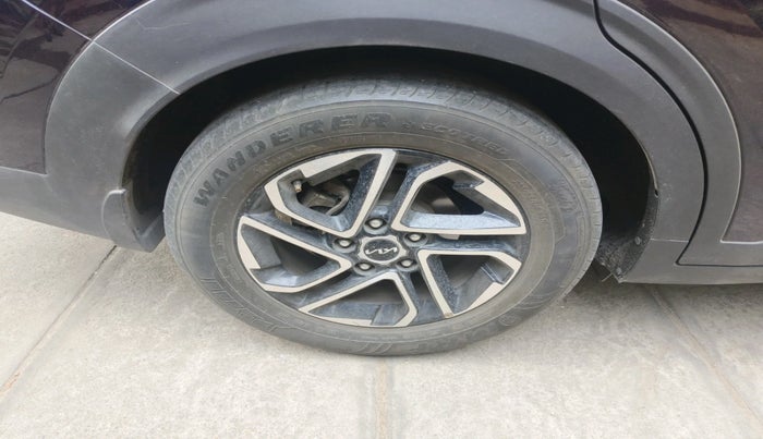 2022 KIA CARENS LUXURY PLUS 1.4 PETROL DCT 7 STR, Petrol, Automatic, 37,964 km, tyre