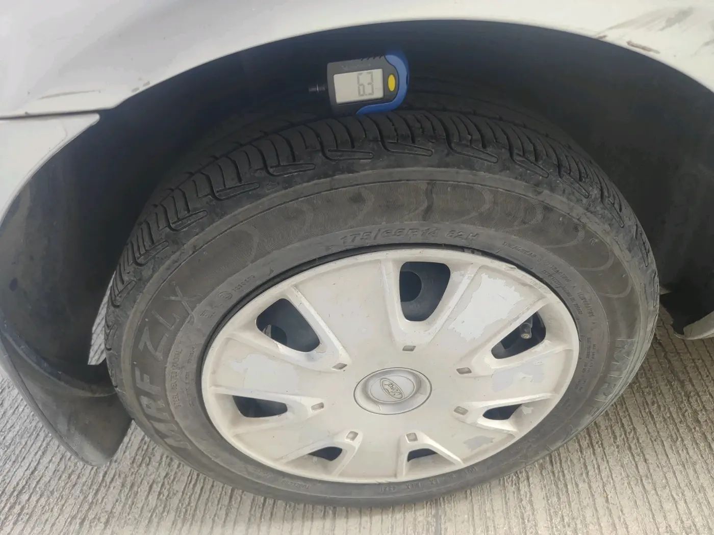 2011 Ford Fiesta ZXI 1.6 ABS PETROL, Petrol, Manual, 1,21,907 km, tyre