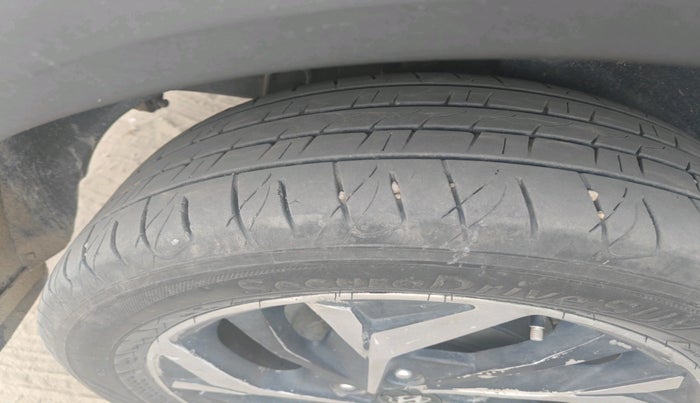 2016 Hyundai Creta SX 1.6 DIESEL, Diesel, Manual, 1,05,051 km, tyre