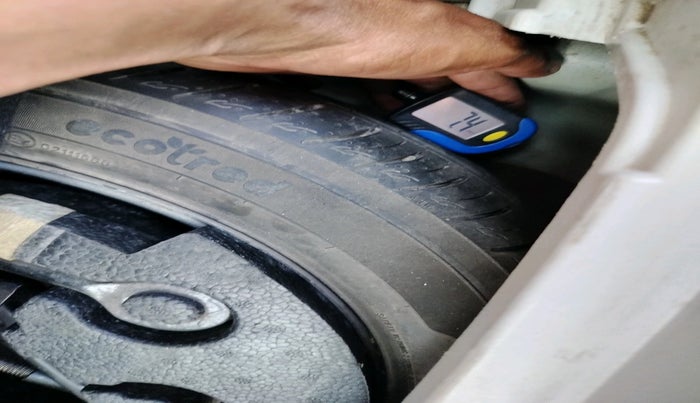 2019 Mahindra XUV300 W8 1.5 DIESEL, Diesel, Manual, 1,10,958 km, tyre