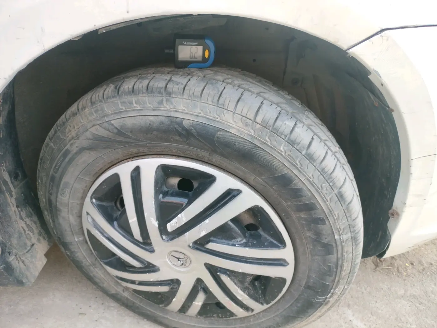 2016 Maruti Swift Dzire LXI (O), CNG, Manual, 1,11,170 km, tyre