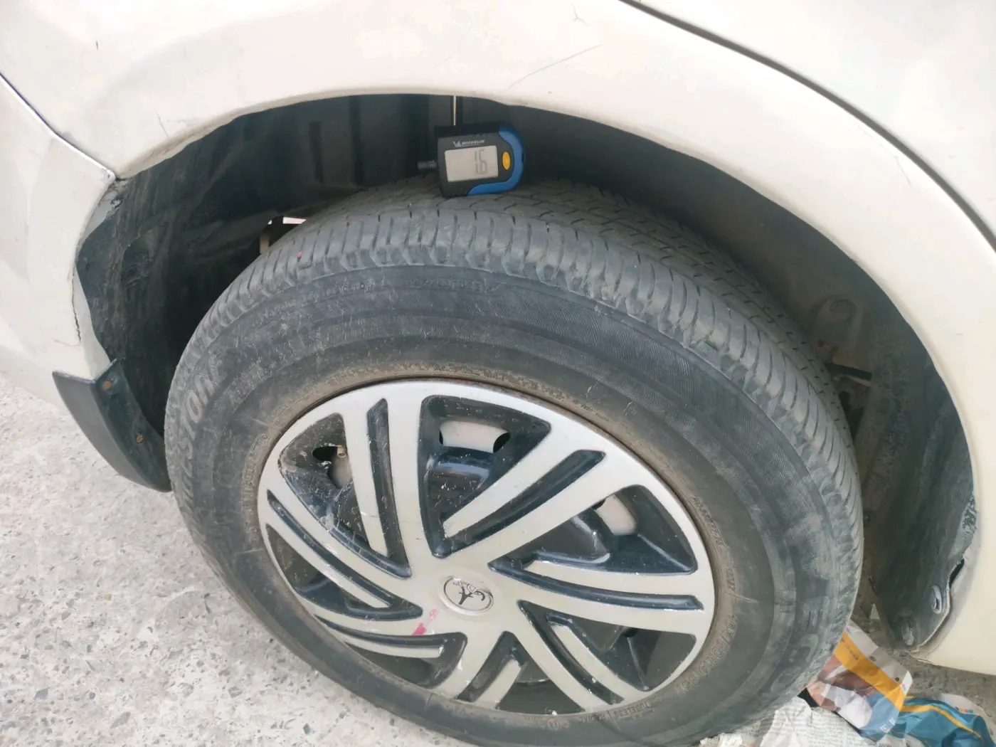 2016 Maruti Swift Dzire LXI (O), CNG, Manual, 1,11,170 km, tyre