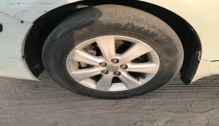 2011 Toyota Corolla Altis G PETROL, Petrol, Manual, 1,54,651 km, tyre