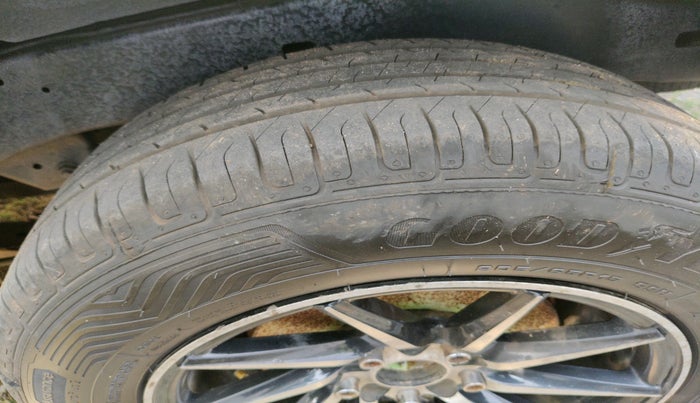 2011 Toyota Innova 2.5 E 7 STR, Diesel, Manual, 1,60,455 km, tyre