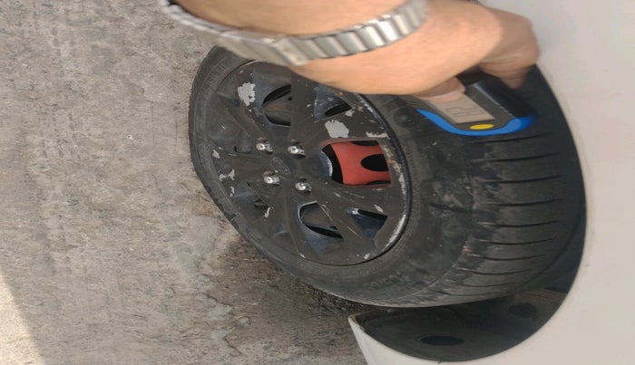 2014 Hyundai Grand i10 SPORTZ 1.2 KAPPA VTVT, CNG, Manual, 90,636 km, tyre