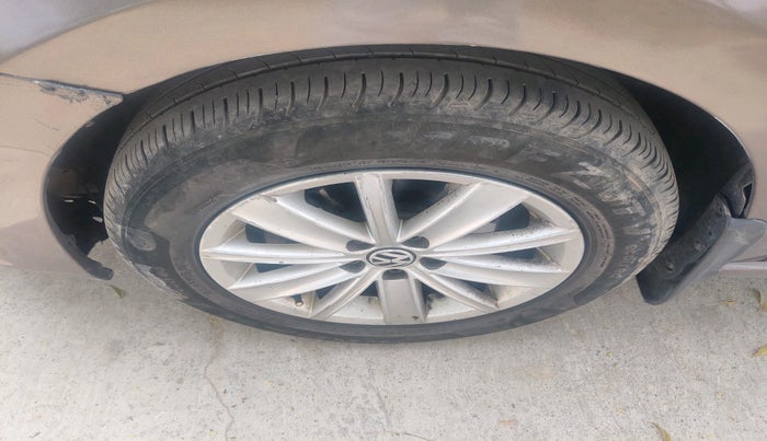 2016 Volkswagen Vento HIGHLINE 1.5 AT, Diesel, Automatic, 1,65,243 km, tyre