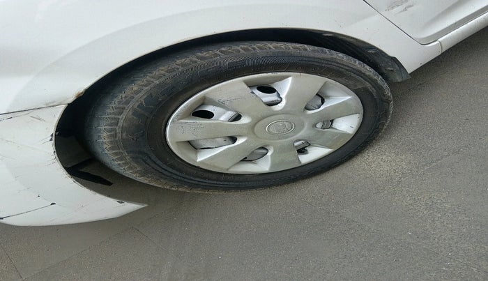 2018 Hyundai Eon ERA +, Petrol, Manual, 92,897 km, tyre