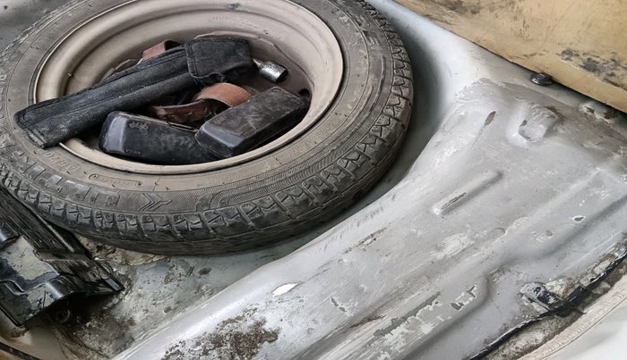 2018 Hyundai Eon ERA +, Petrol, Manual, 92,897 km, tyre