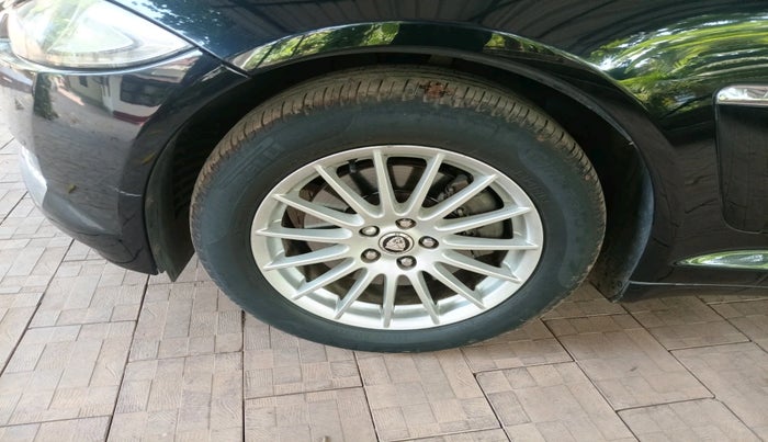 2013 Jaguar XF 2.2 DIESEL LUXURY, Diesel, Automatic, 1,18,473 km, tyre