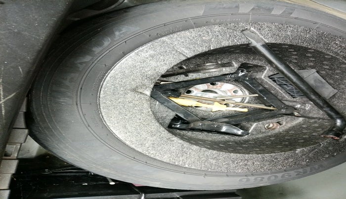 2013 Jaguar XF 2.2 DIESEL LUXURY, Diesel, Automatic, 1,18,473 km, tyre