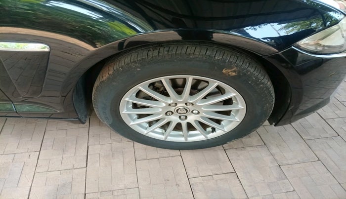 2013 Jaguar XF 2.2 DIESEL LUXURY, Diesel, Automatic, 1,18,473 km, tyre