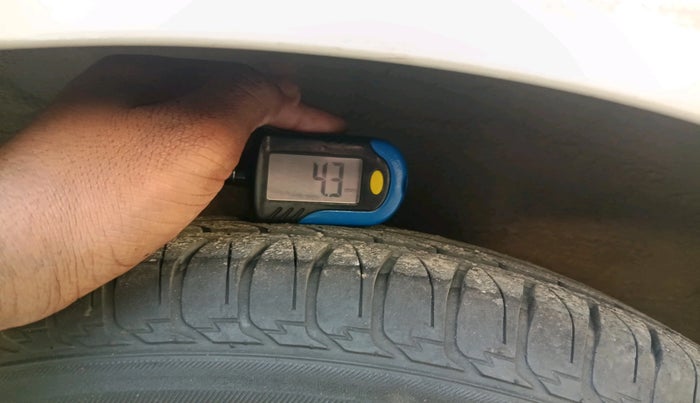 2012 Hyundai i10 SPORTZ 1.2, Petrol, Manual, 60,454 km, tyre