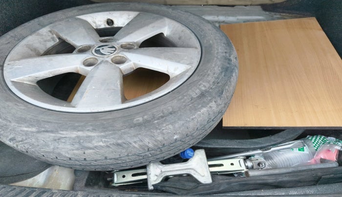 2015 Skoda Rapid AMBITION 1.5 TDI, Diesel, Manual, 1,98,200 km, tyre