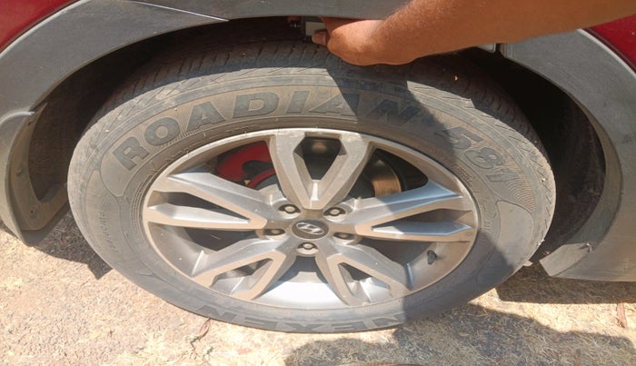 2015 Hyundai Santa Fe 4 WD AT, Diesel, Automatic, 1,23,323 km, tyre