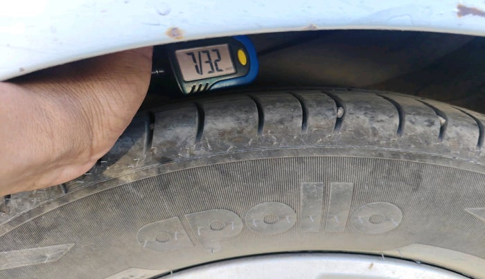 2011 Hyundai i10 MAGNA 1.1, CNG, Manual, 1,64,118 km, tyre