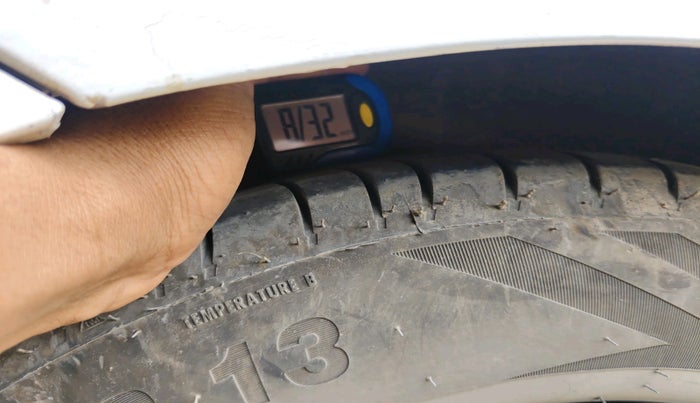 2011 Hyundai i10 MAGNA 1.1, CNG, Manual, 1,64,118 km, tyre