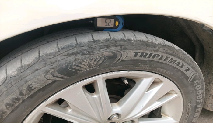 2016 Toyota Innova Crysta 2.8 ZX AT 7 STR, Diesel, Automatic, 1,81,312 km, tyre