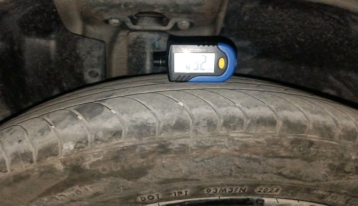 2024 MG HECTOR PLUS SAVVY PRO 1.5 TURBO CVT 7 STR, Petrol, Automatic, 8,285 km, tyre