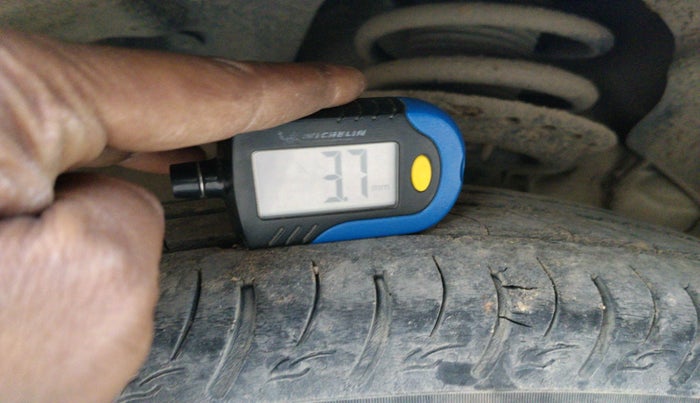 2019 Mahindra XUV300 W6 1.5 DIESEL, Diesel, Manual, 1,40,682 km, tyre