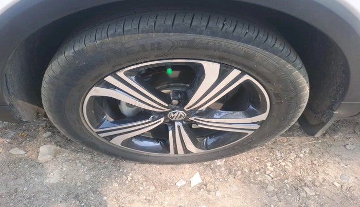 2024 MG ASTOR  Sharp Pro 1.5 MT (Ivory), Petrol, Manual, 17,669 km, tyre