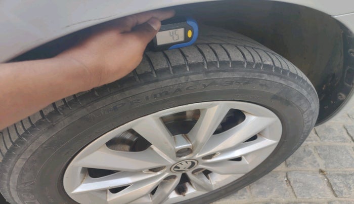 2016 Skoda Octavia STYLE PLUS AT 1.8 TSI, Petrol, Automatic, 1,03,967 km, tyre