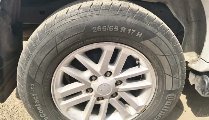2012 Toyota Fortuner 3.0 4X4 MT, Diesel, Manual, 4,00,000 km, tyre