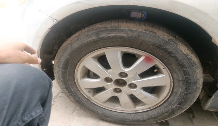 2012 Maruti Ritz VXI, CNG, Manual, 2,50,000 km, tyre