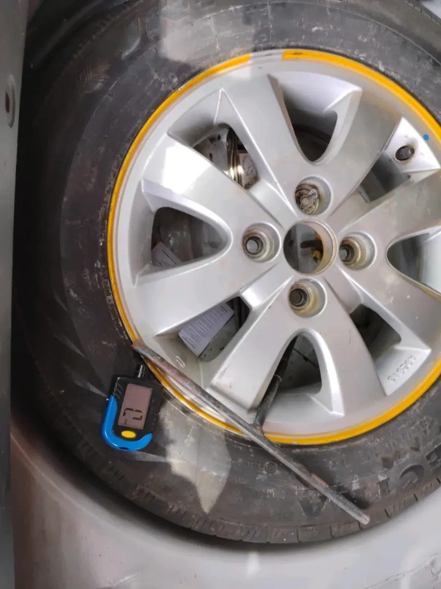 2015 Maruti Ritz ZXI, Petrol, Manual, 1,02,995 km, tyre