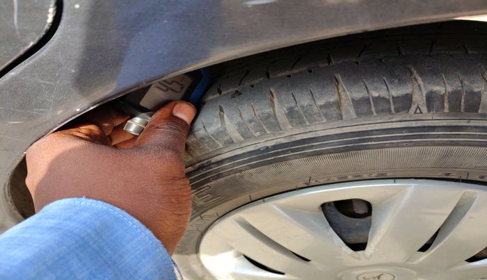 2015 Maruti Alto 800 LXI, CNG, Manual, 1,05,612 km, tyre