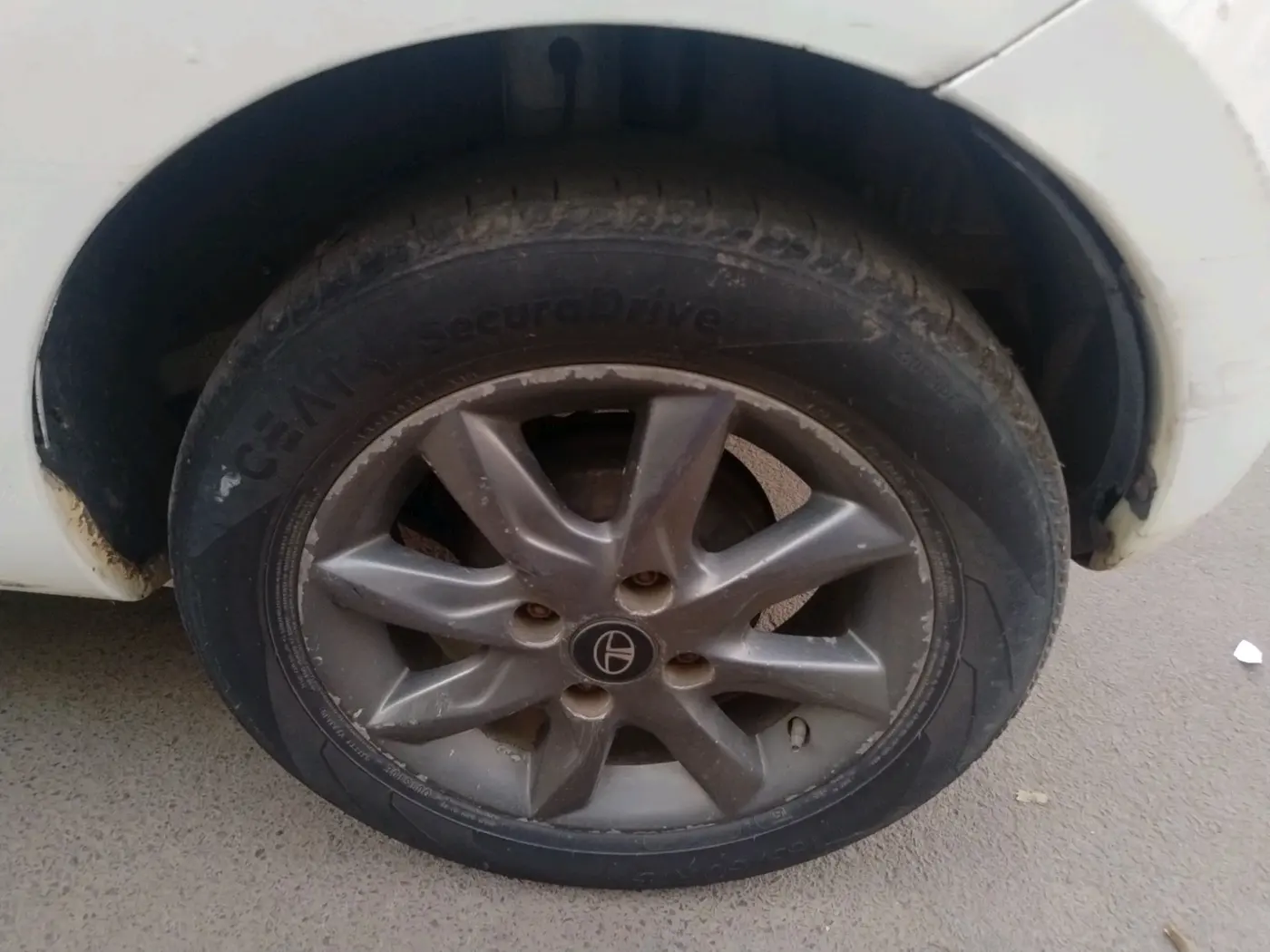 2015 Tata Bolt XT QUADRAJET, Diesel, Manual, 1,52,634 km, tyre