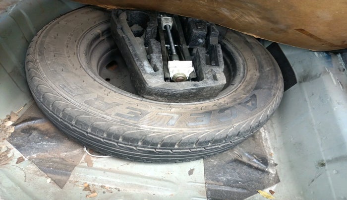 2013 Volkswagen Vento HIGHLINE 1.6 MPI, CNG, Manual, 78,266 km, tyre