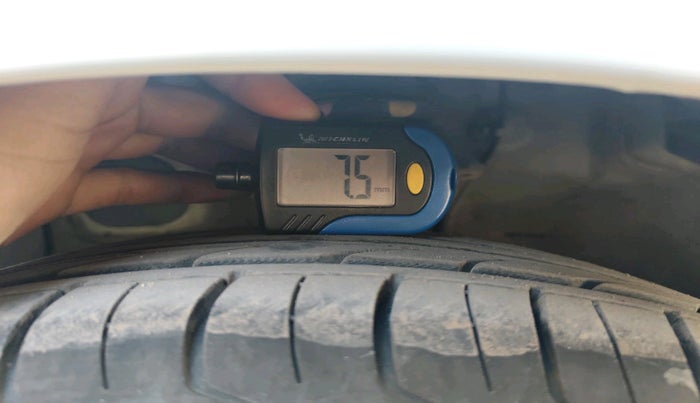 2016 Hyundai Xcent BASE 1.2, CNG, Manual, 1,97,461 km, tyre