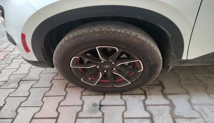 2022 Hyundai VENUE SX 1.2 PETROL, Petrol, Manual, 27,287 km, tyre