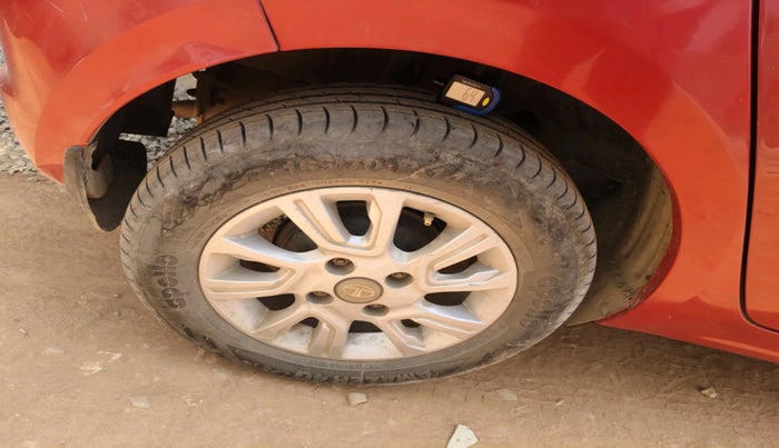 2018 Tata Tiago XZA PETROL, Petrol, Automatic, 86,731 km, tyre