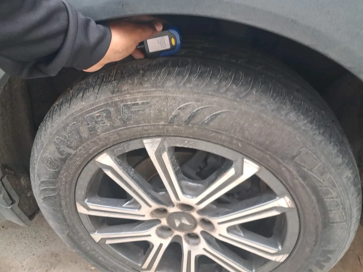 2021 Mahindra XUV700 AX 7 LUXURY P AT 7 STR, Petrol, Automatic, 24,854 km, tyre