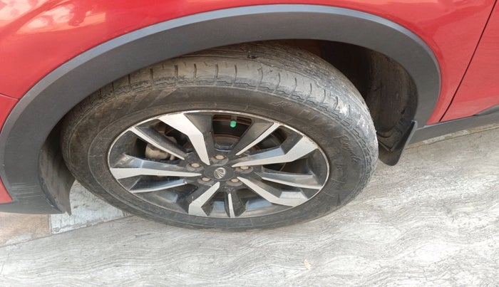 2020 Mahindra XUV300 W8 (O) 1.5 DIESEL, Diesel, Manual, 1,34,420 km, tyre