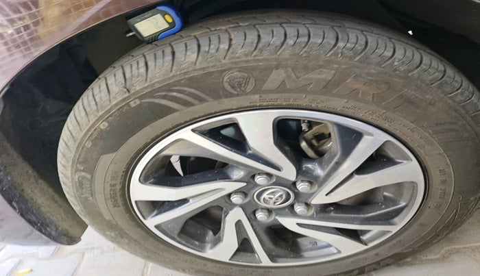 2021 Toyota Innova Crysta 2.4 GX 7 STR, Diesel, Manual, 86,534 km, tyre