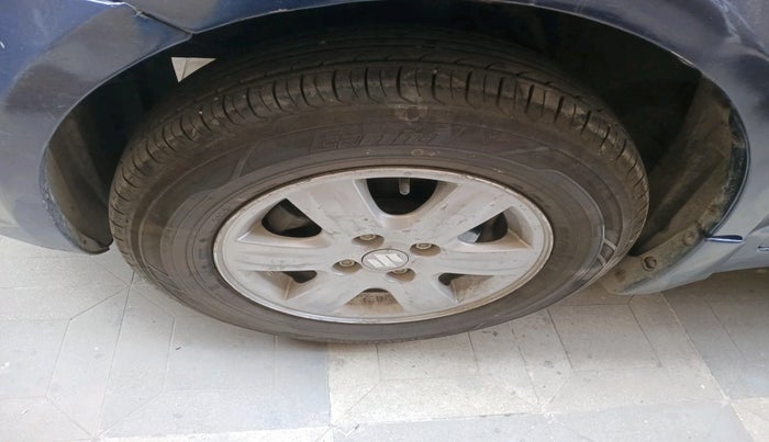 2010 Maruti Swift Dzire ZXI, CNG, Manual, 1,17,873 km, tyre