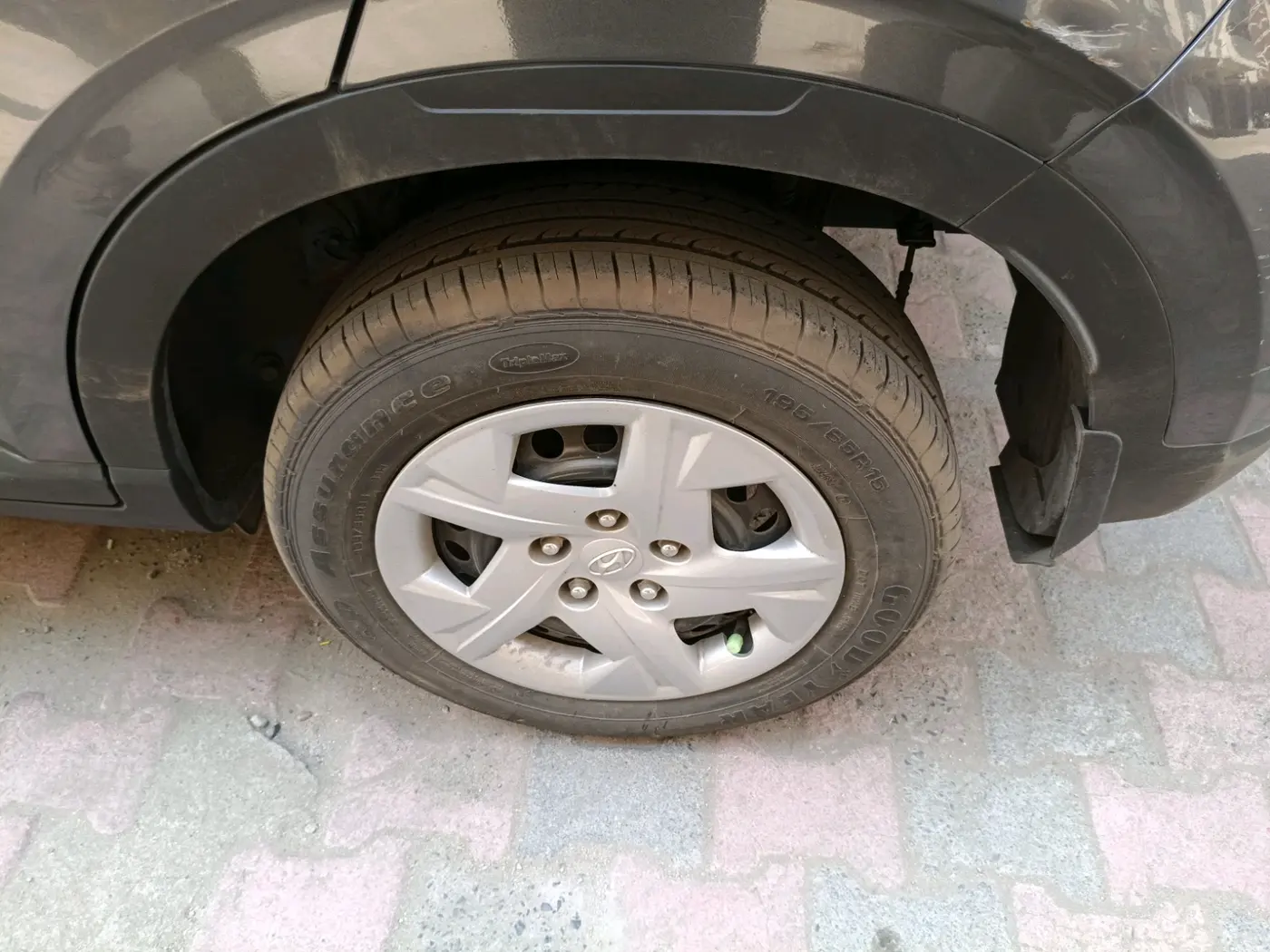 2022 Hyundai VENUE S 1.2, Petrol, Manual, 22,213 km, tyre