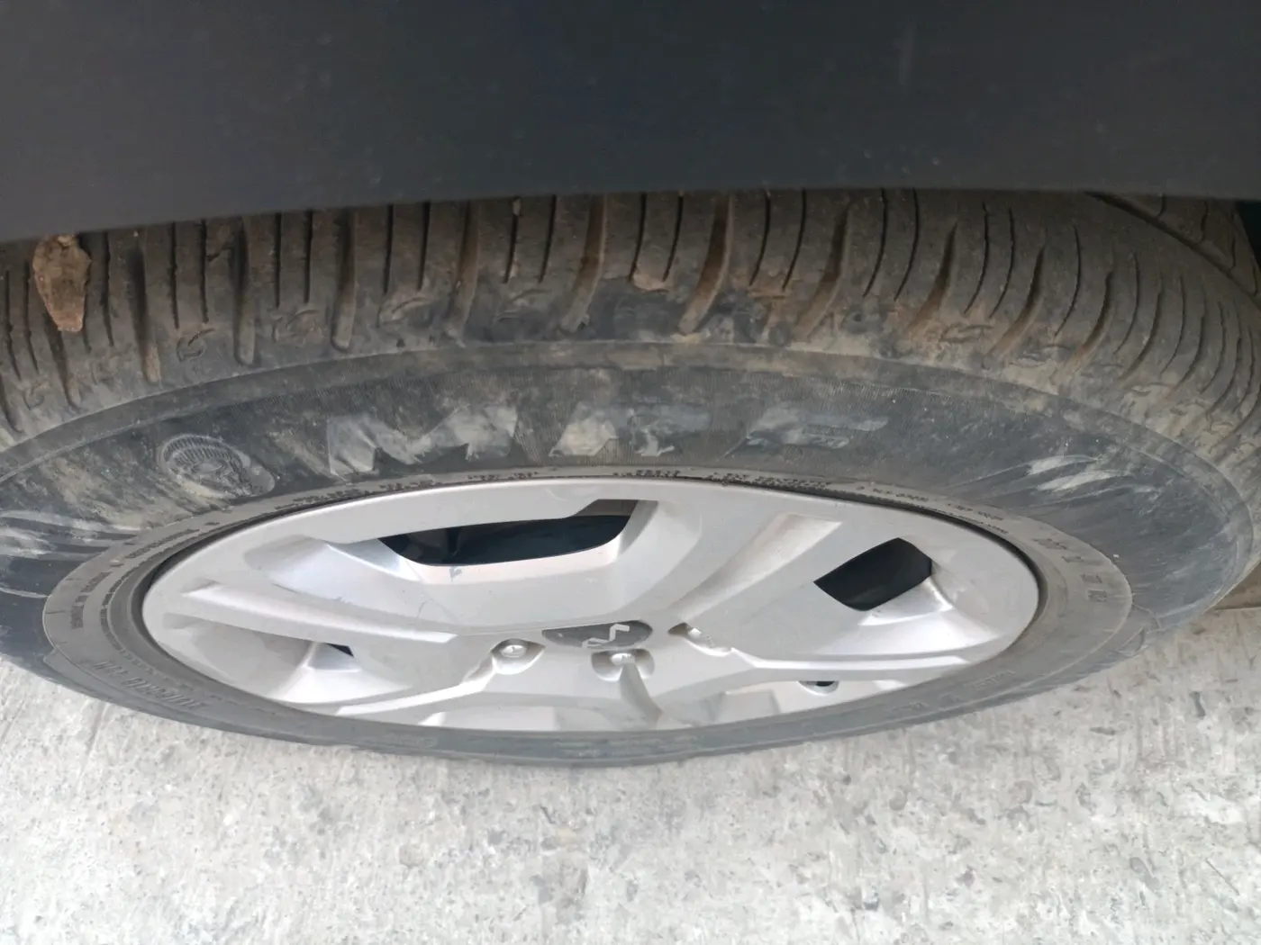 2023 KIA SONET HTK PLUS 1.2, CNG, Manual, 33,424 km, tyre